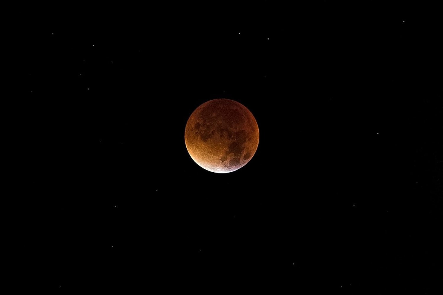 La Luna no es igual por dentro: el desequilibrio oculto que desconcertó a la NASA