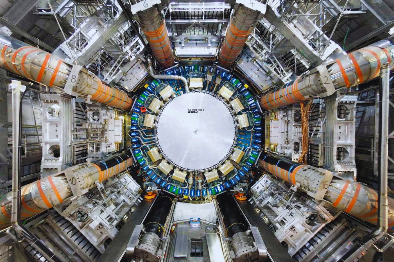 Un desequilibrio que no debería existir: el LHC detecta una pista crucial sobre el origen del universo