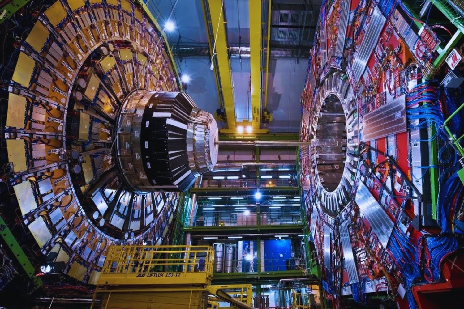 Un desequilibrio que no debería existir: el LHC detecta una pista crucial sobre el origen del universo