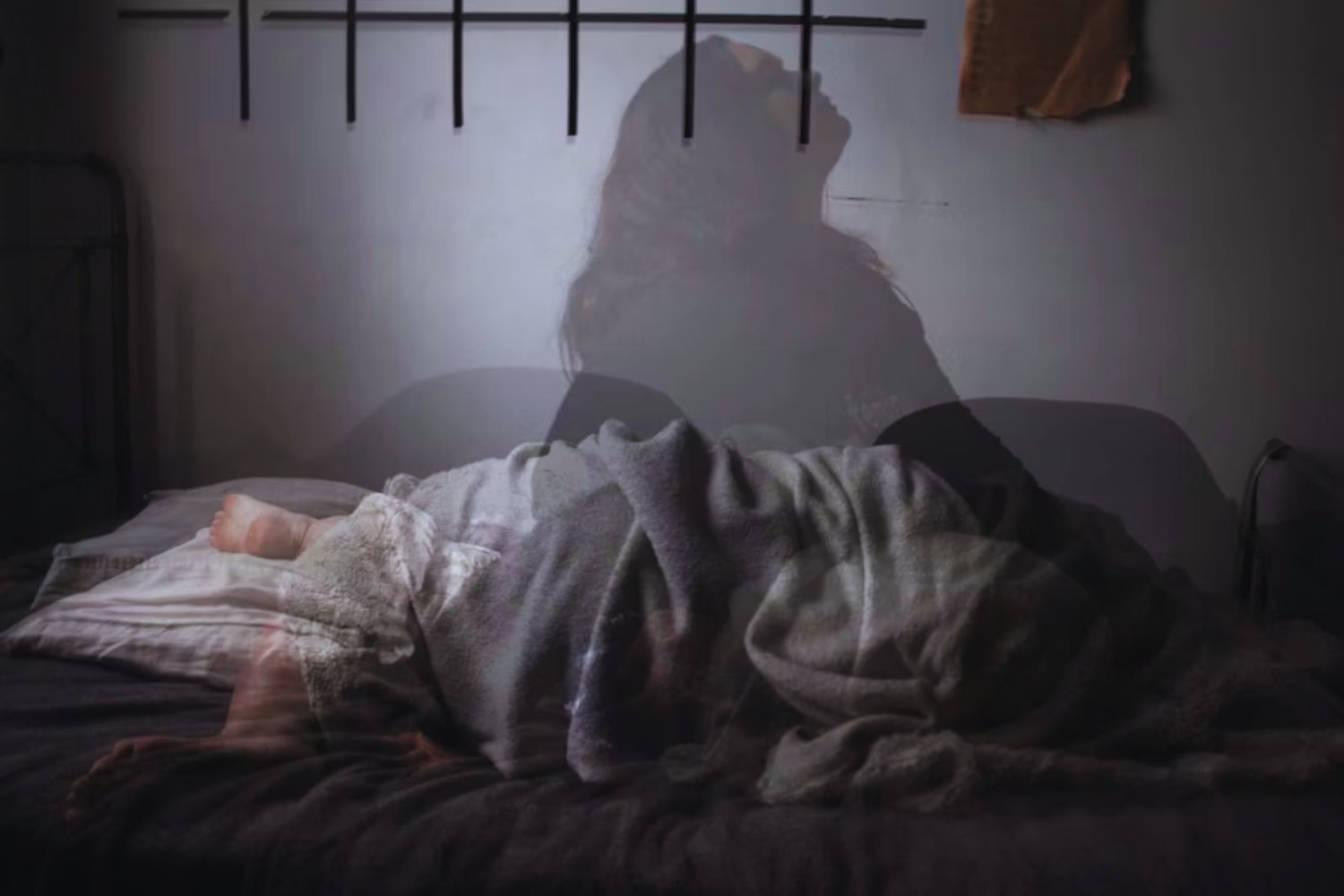 Cuando no dormimos, el cerebro se ataca a sí mismo: lo que la ciencia acaba de revelar