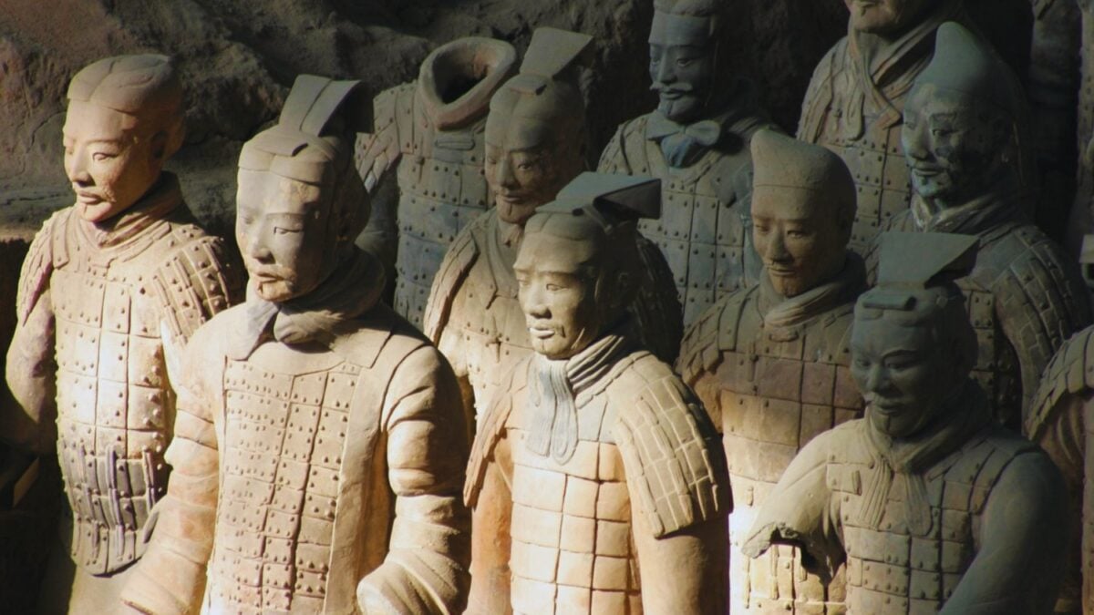Miles de guerreros de barro permanecieron ocultos durante más de dos mil años bajo la antigua capital china. Su descubrimiento resucitó el oscuro sueño de inmortalidad del emperador Qin Shi Huang