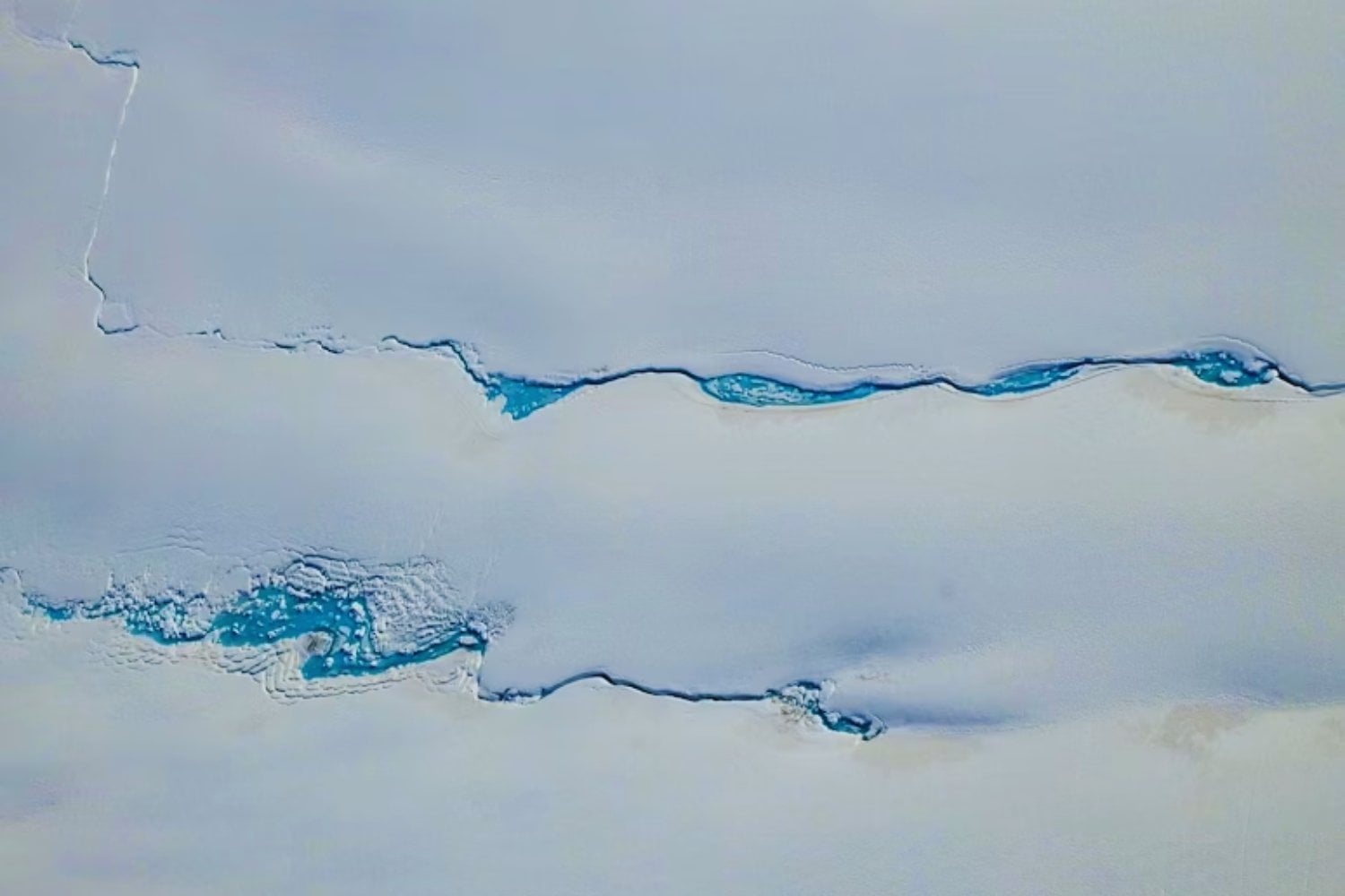 Bajo el hielo eterno: el paisaje escondido que podría salvarnos del deshielo global