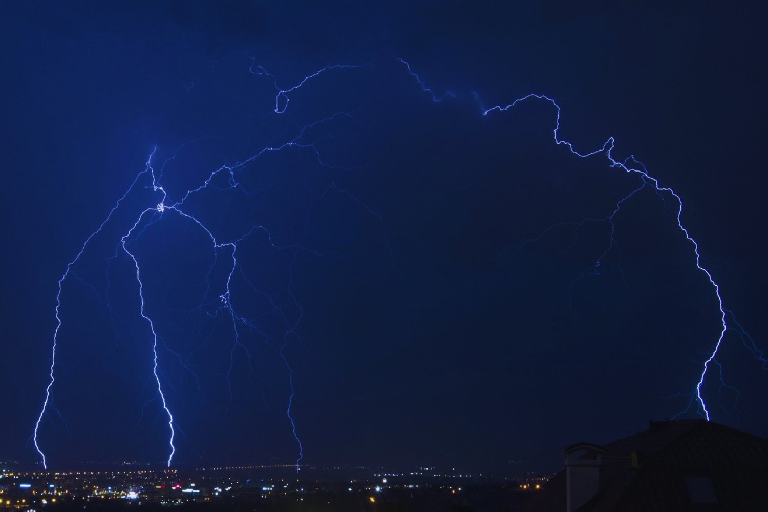 ¿Podemos detener las tormentas? Científicos crean un método para debilitar fenómenos climáticos extremos