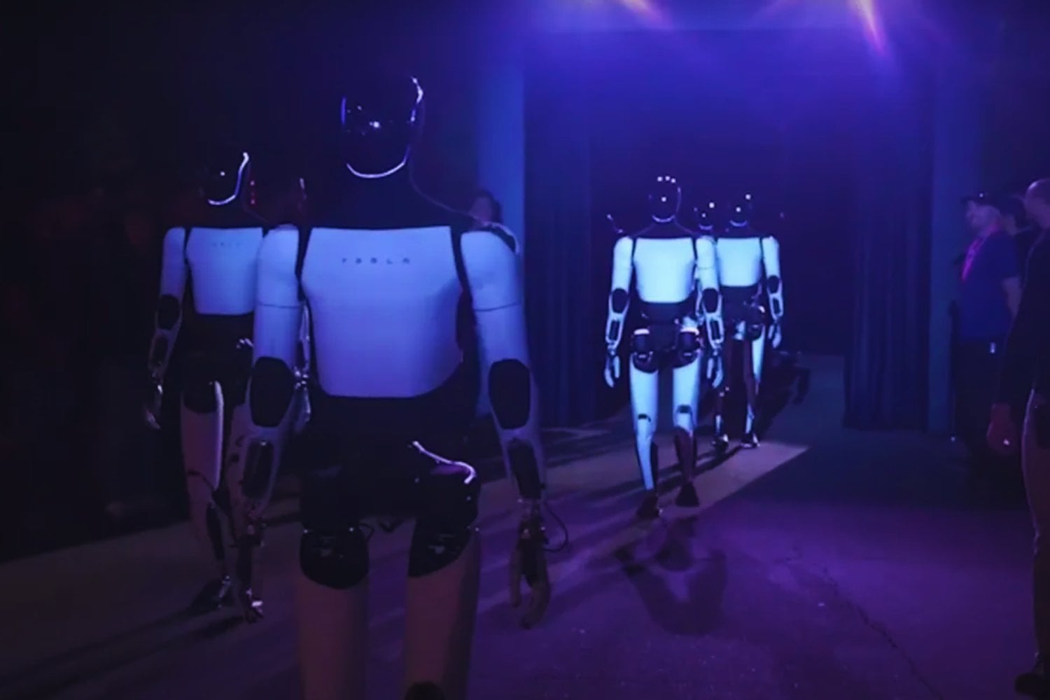 Tesla enfrenta contratiempos en la producción de robots humanoides Optimus: ¿un futuro incierto?