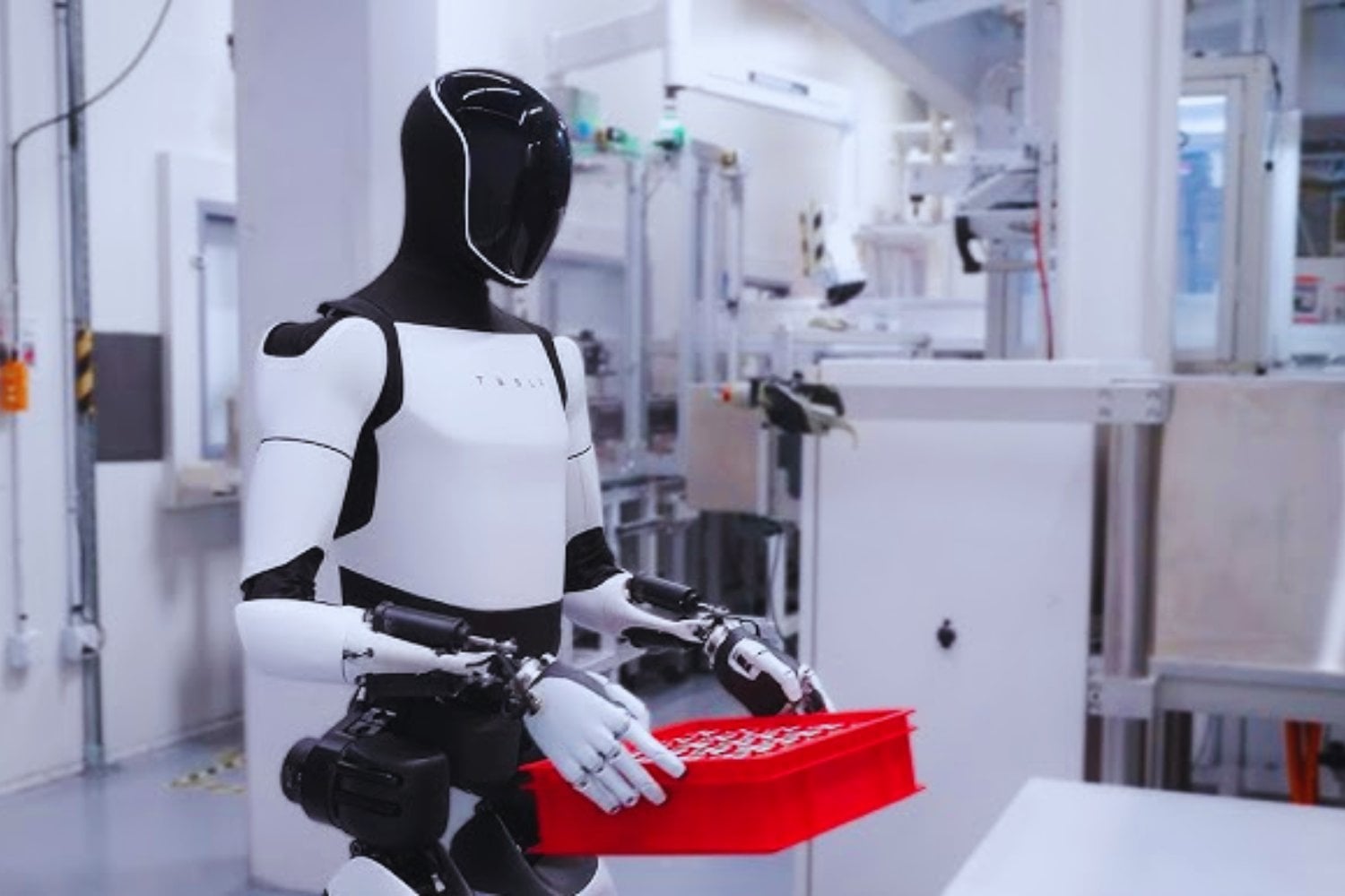 Tesla enfrenta contratiempos en la producción de robots humanoides Optimus: ¿un futuro incierto?
