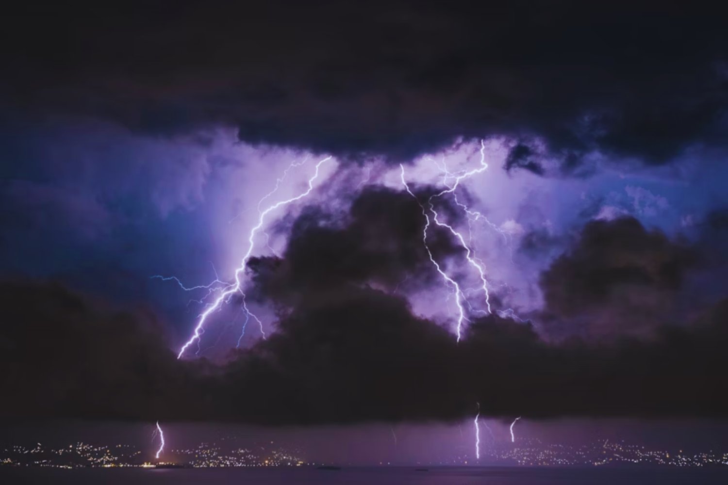 Este es el cable que casi nadie desenchufa durante tormentas… y puede destruir tu televisor