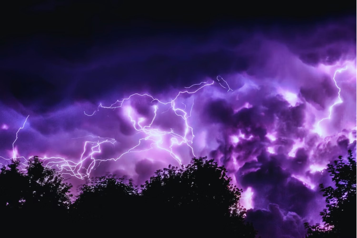 Este es el cable que casi nadie desenchufa durante tormentas… y puede destruir tu televisor