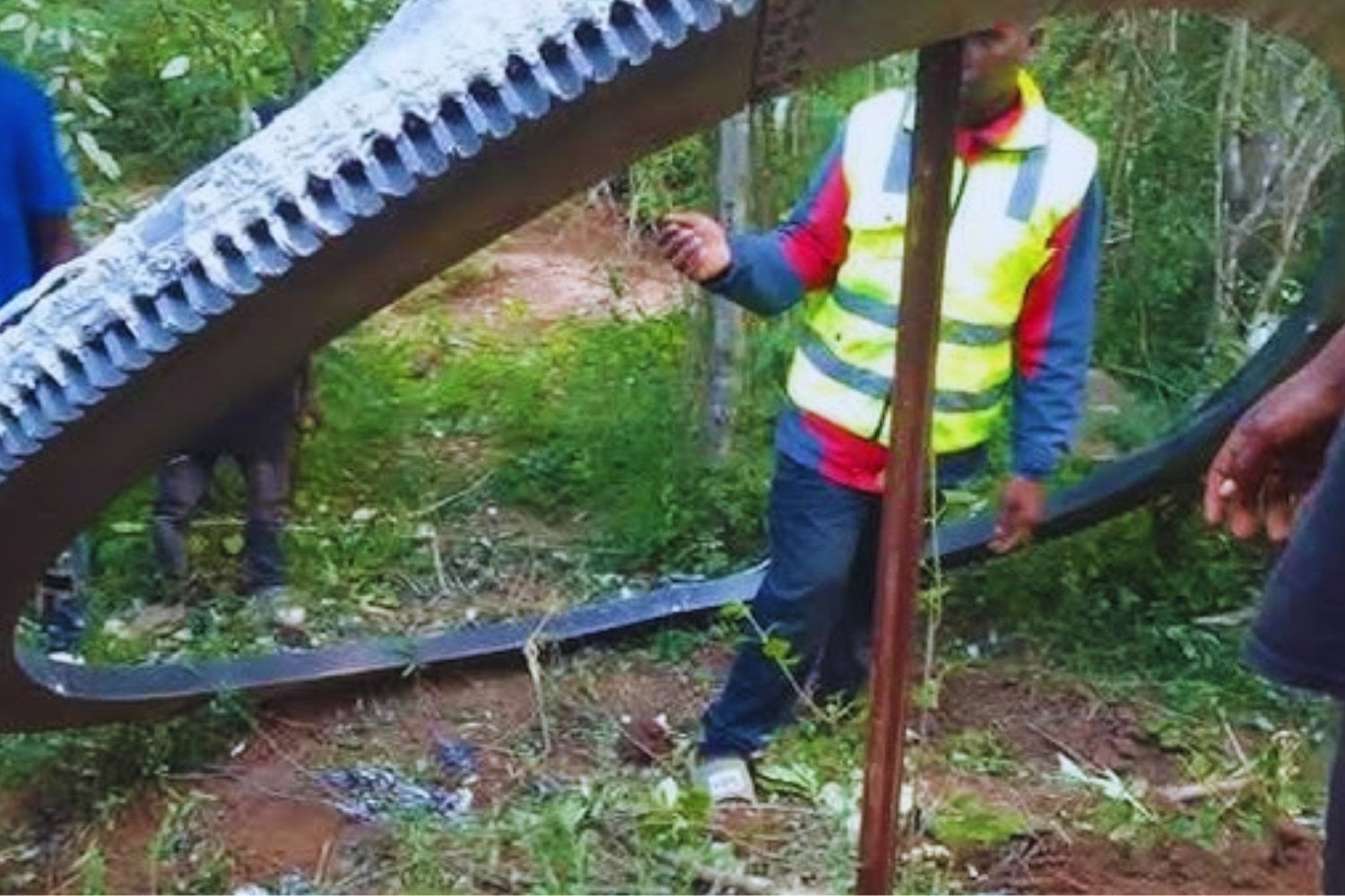 Cuando el cielo cayó en Kenia: el anillo metálico que reabre el debate sobre la basura espacial