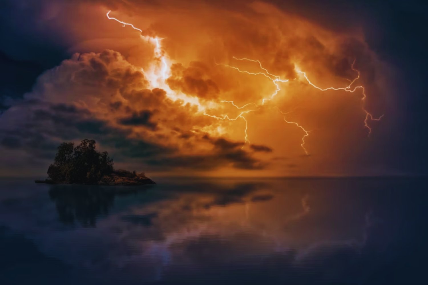 Este es el cable que casi nadie desenchufa durante tormentas… y puede destruir tu televisor
