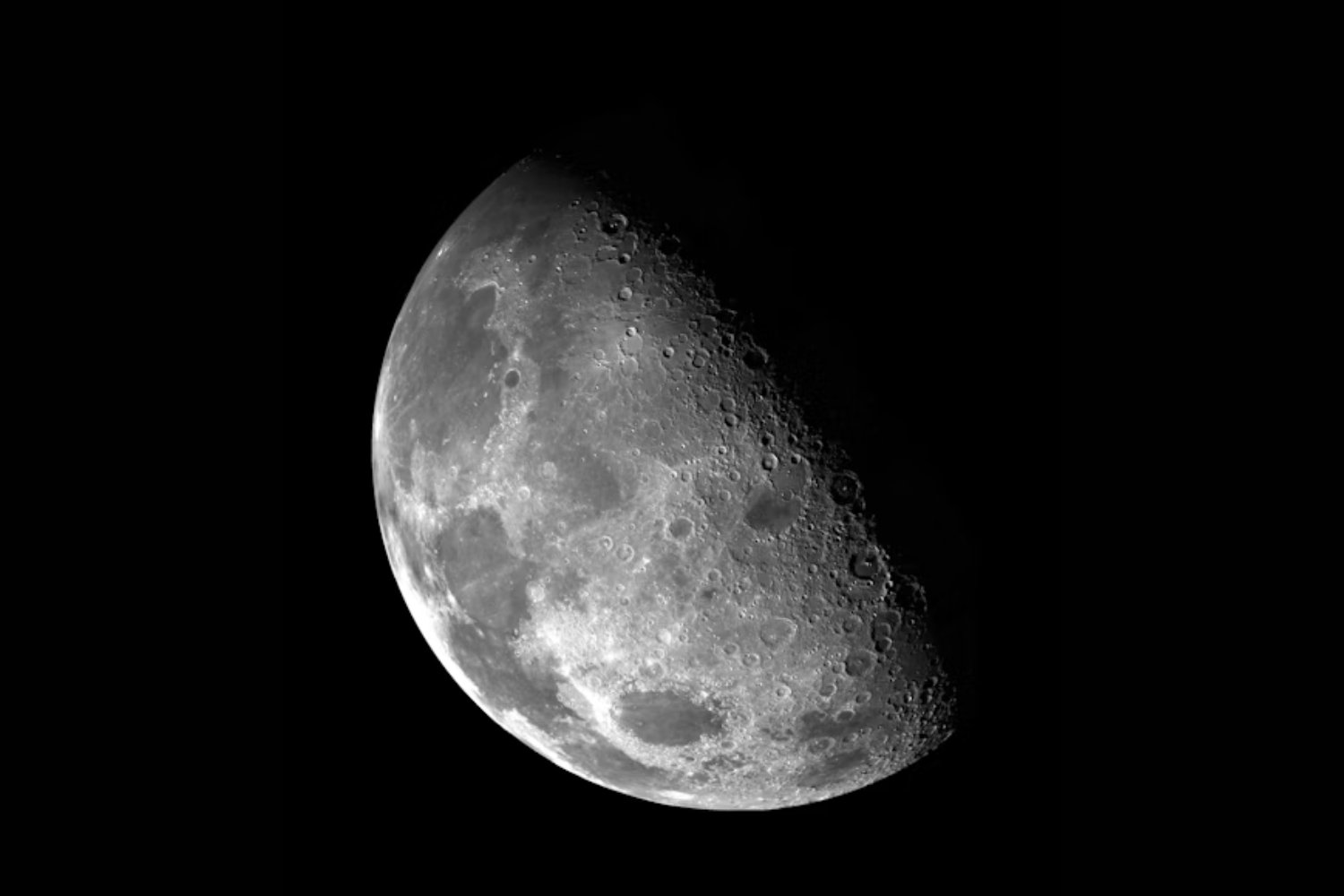 El suelo lunar esconde más de lo que creíamos: científicos descubren cómo usarlo para sustentar vida humana