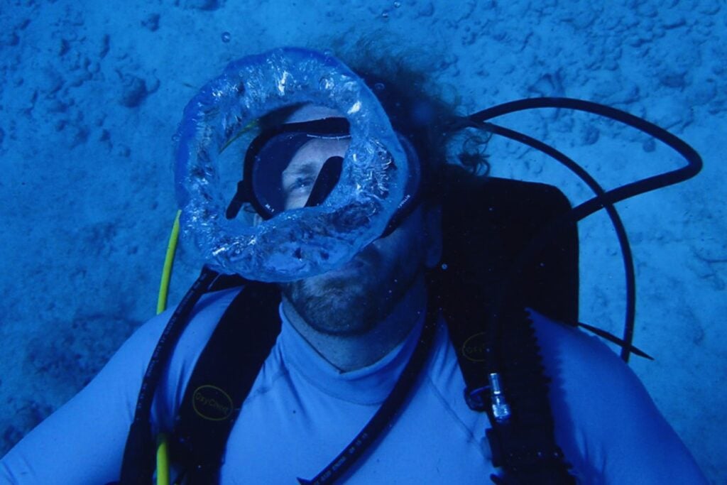 El sorprendente experimento del hombre que vivió 100 días bajo el agua y cómo transformó su cuerpo