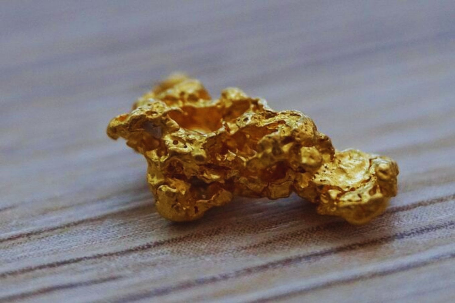 Cómo un polvo barato y agua salada podrían cambiar la forma en que recuperamos oro de tus viejos aparatos