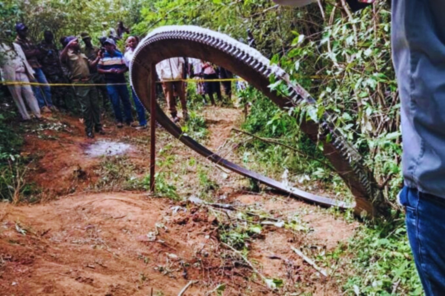 Cuando el cielo cayó en Kenia: el anillo metálico que reabre el debate sobre la basura espacial