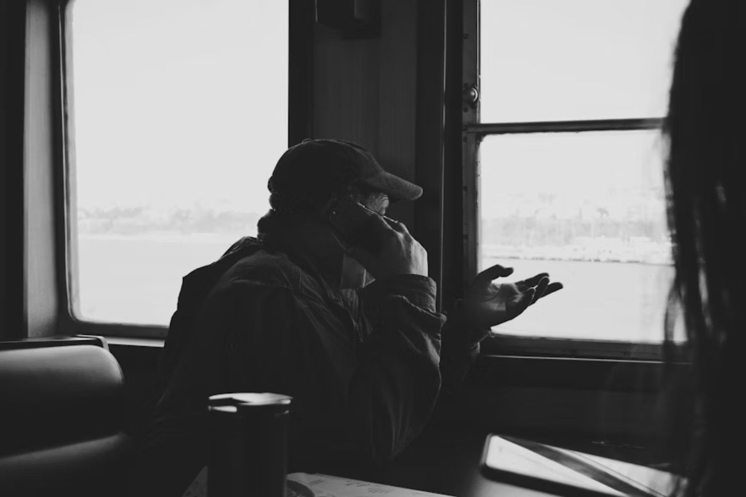 Evita estas conversaciones para mejorar tu inteligencia emocional, según un experto