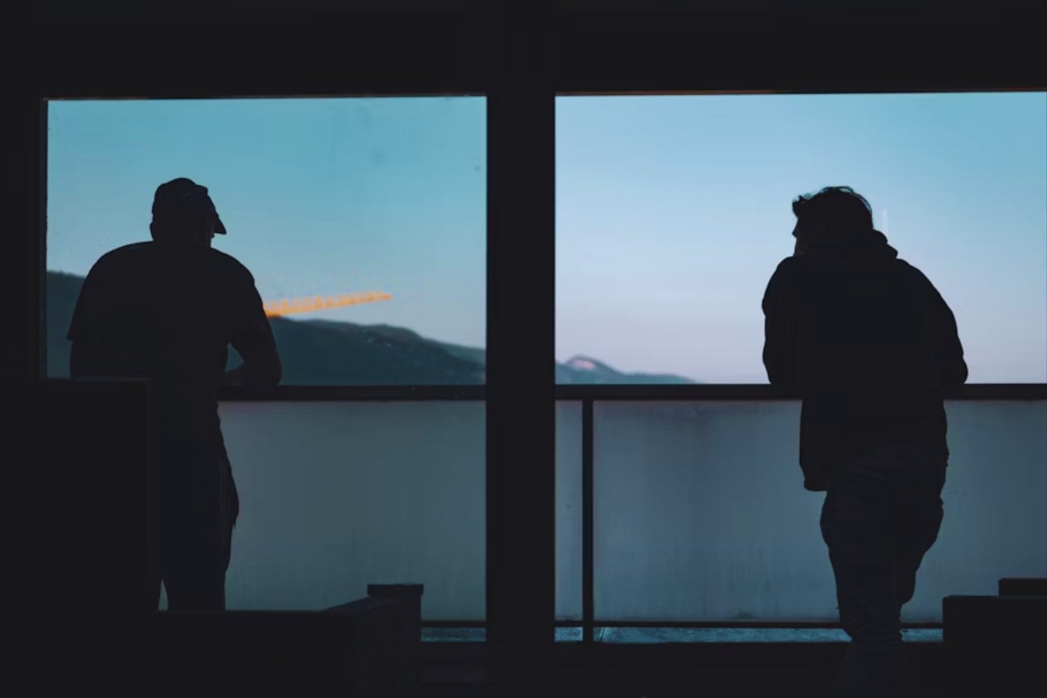 Evita estas conversaciones para mejorar tu inteligencia emocional, según un experto
