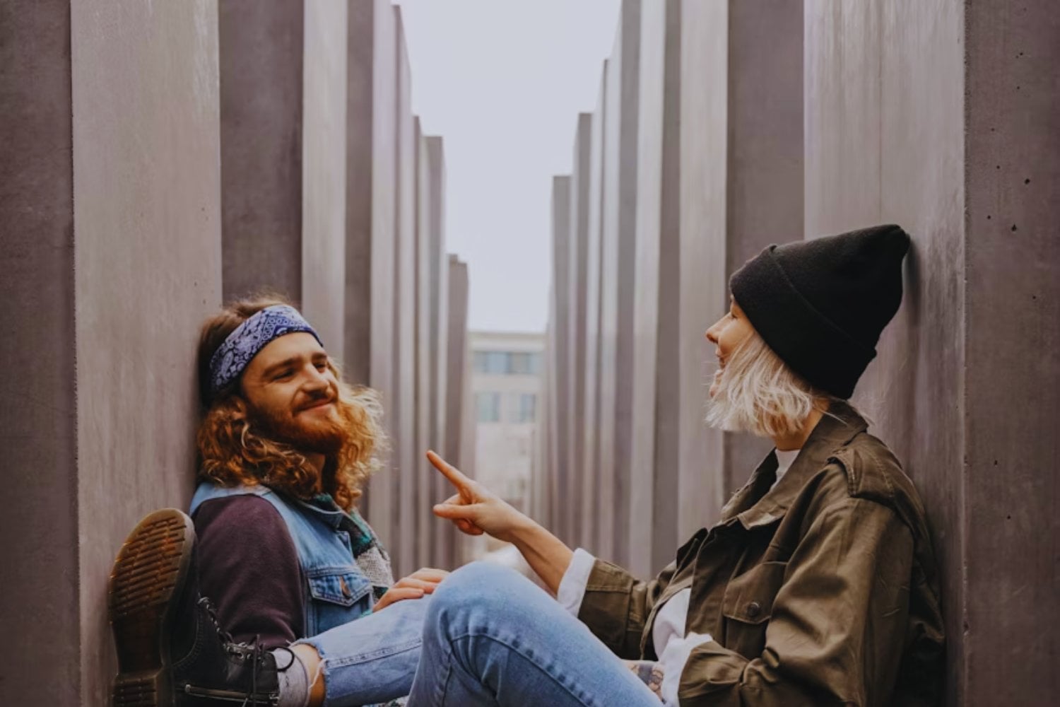 Evita estas conversaciones para mejorar tu inteligencia emocional, según un experto