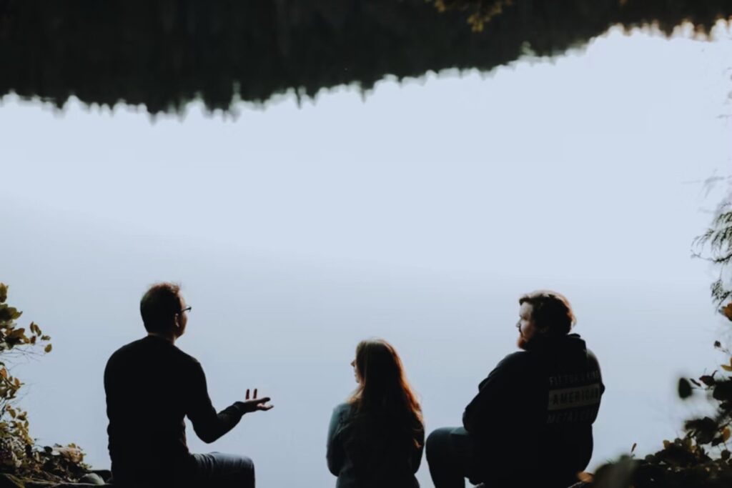 Evita estas conversaciones para mejorar tu inteligencia emocional, según un experto