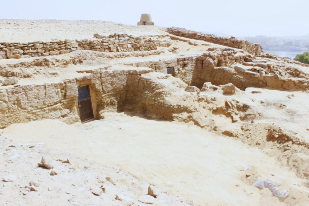 Tres tumbas selladas por el tiempo revelan secretos olvidados en una necrópolis del antiguo Egipto