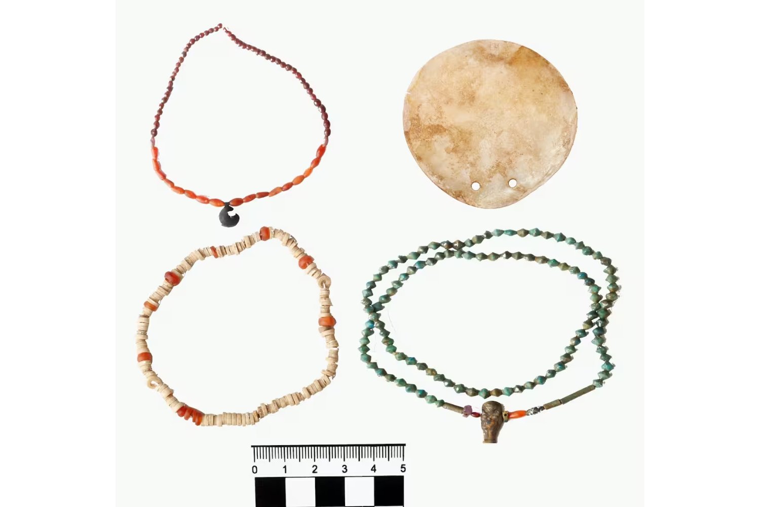 Tres tumbas selladas por el tiempo revelan secretos olvidados en una necrópolis del antiguo Egipto