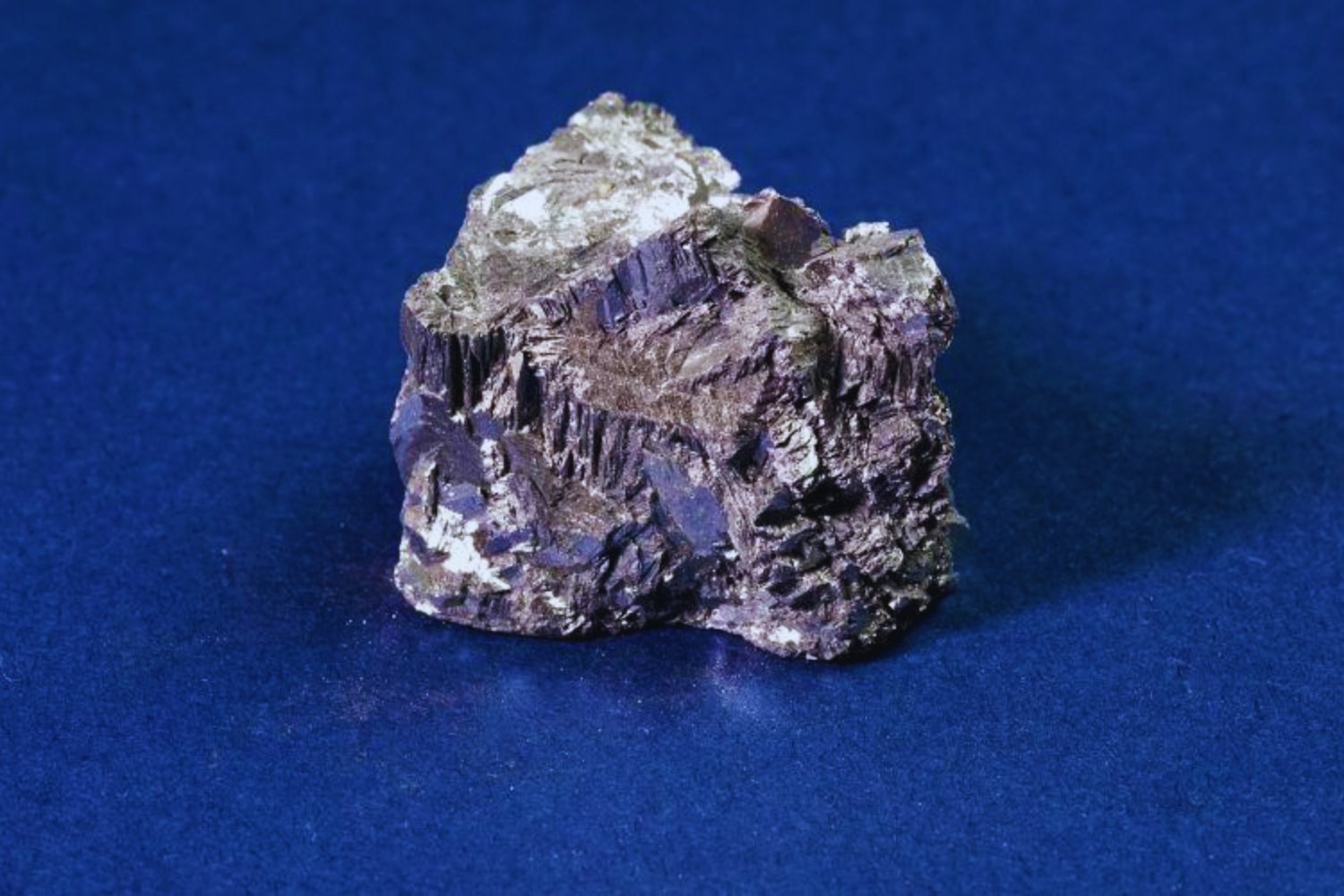 El mineral que se cuela por las grietas: cómo el antimonio sigue cruzando fronteras pese al veto de China