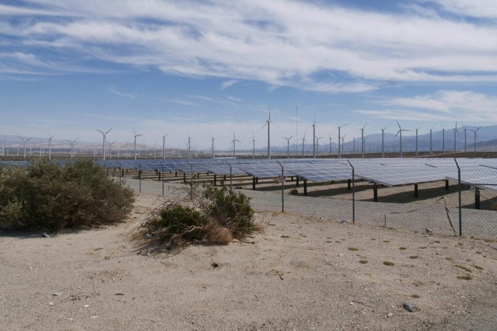 Mientras unos miran al pasado, otros ya controlan el futuro: la guerra energética silenciosa que decidirá el poder global