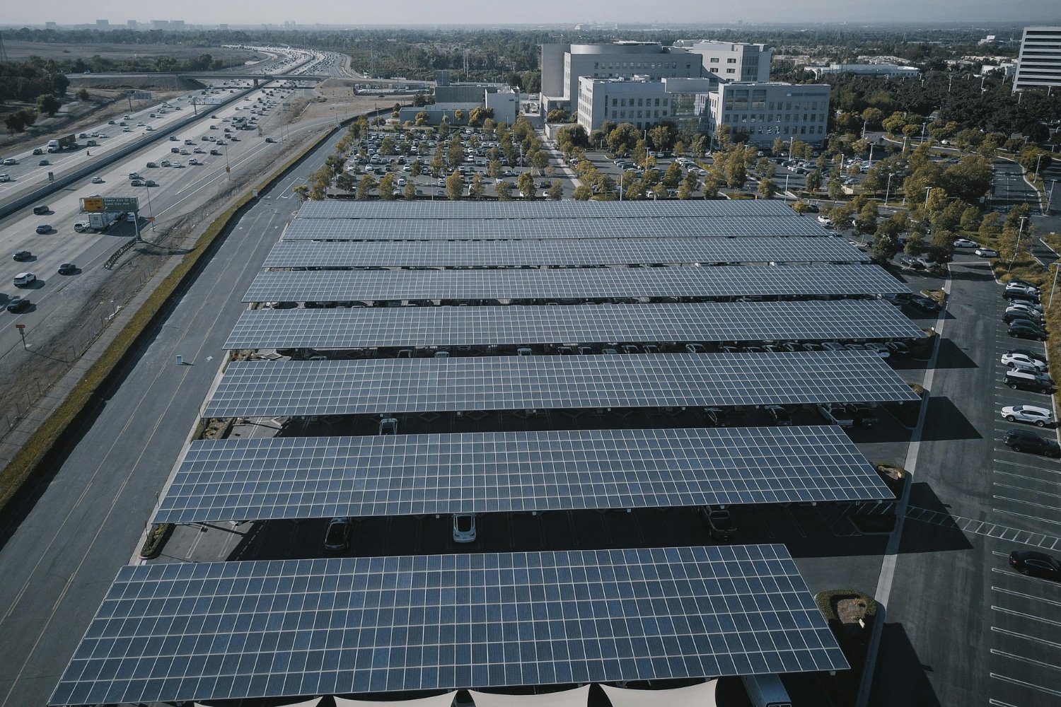 Mientras unos miran al pasado, otros ya controlan el futuro: la guerra energética silenciosa que decidirá el poder global
