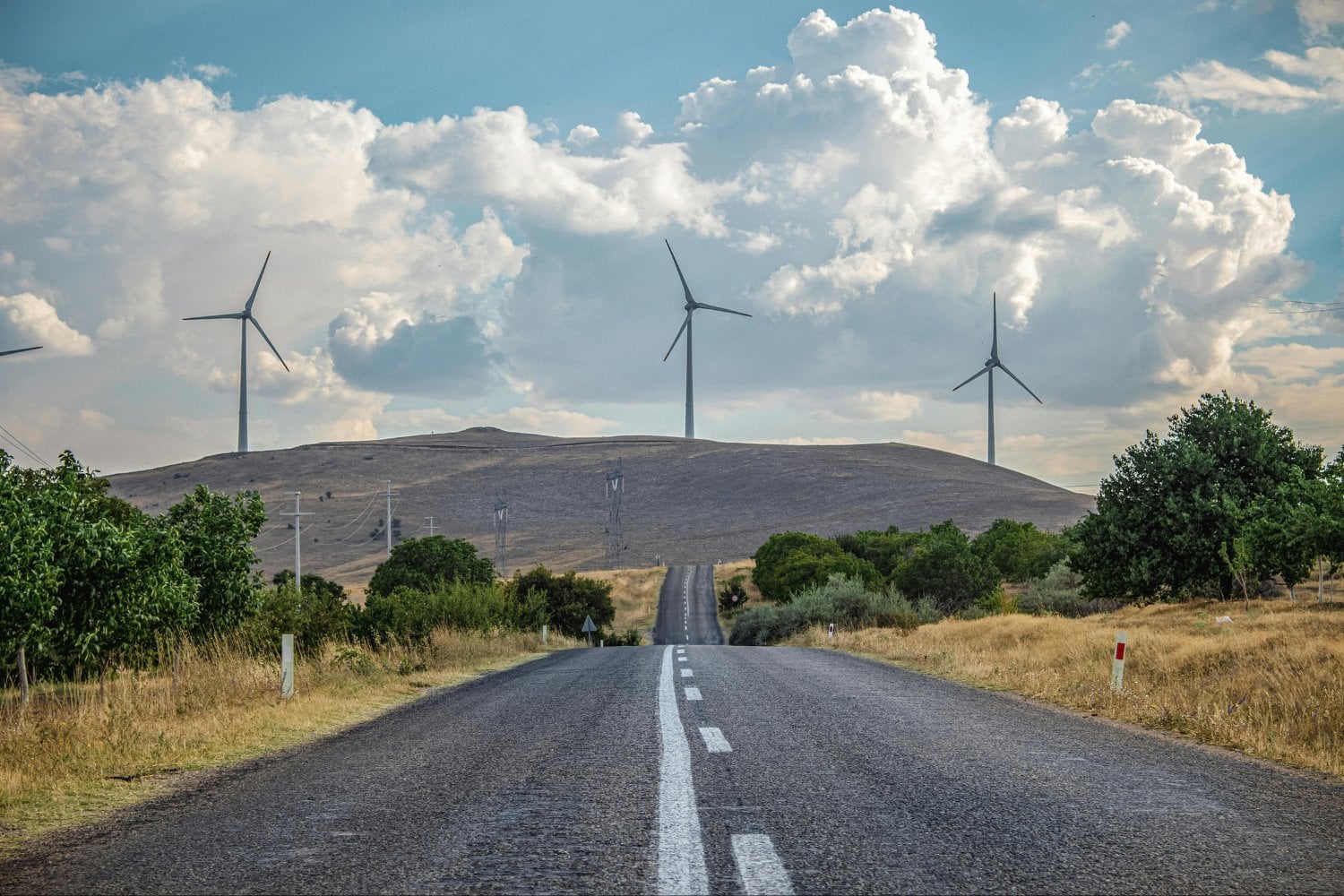 Mientras unos miran al pasado, otros ya controlan el futuro: la guerra energética silenciosa que decidirá el poder global