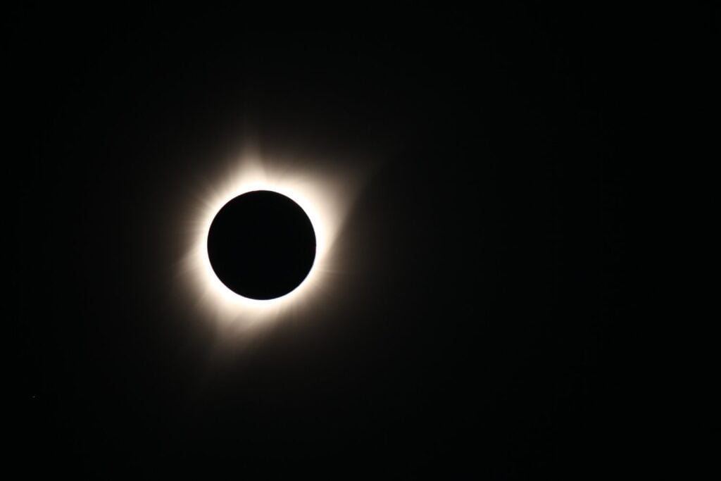 El día que el sol desapareció durante seis minutos: el eclipse que hizo historia en pleno siglo XXI