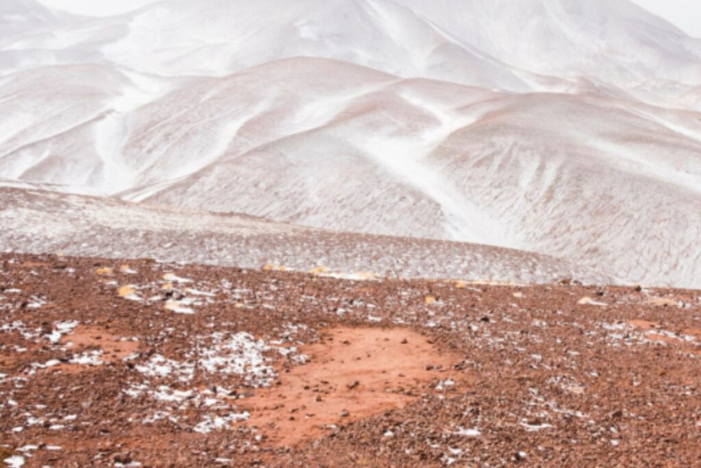 Nevó en el desierto más seco del mundo: el fenómeno que paralizó telescopios y sorprendió a la ciencia