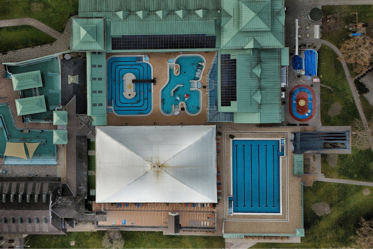Lo que realmente flota en las piscinas públicas (y no es solo cloro)