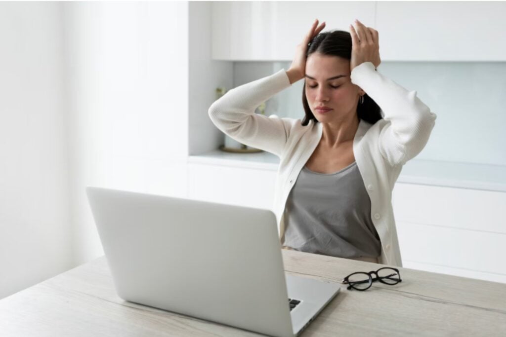 Lo que no ves te agota: los 4 enemigos silenciosos que alimentan tu estrés sin que lo sepas