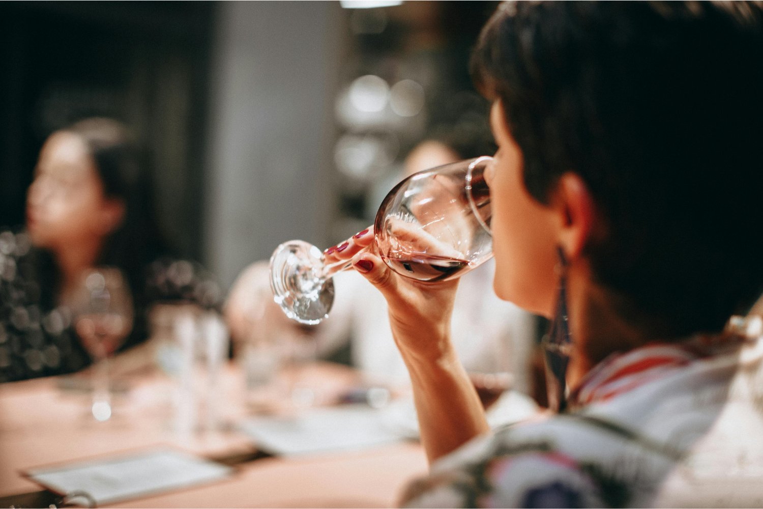 El vino que no emborracha: la inesperada revolución que seduce a los más jóvenes