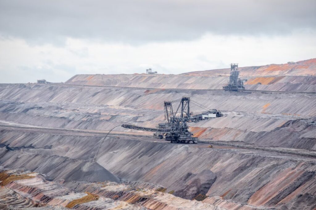 China contraataca: lanza una caza global al contrabando de minerales que alimentan la guerra tecnológica