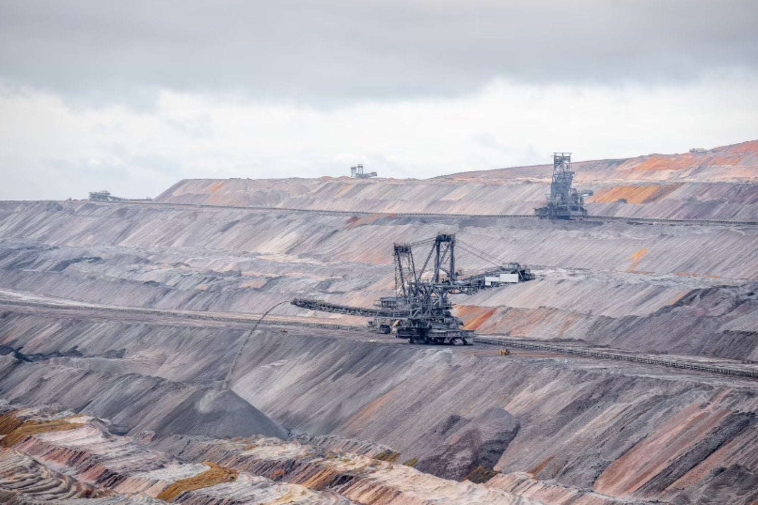 China contraataca: lanza una caza global al contrabando de minerales que alimentan la guerra tecnológica