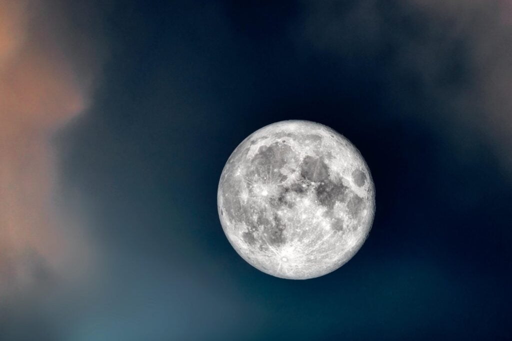 Esta noche, la Luna te guarda un secreto que solo verás si sabes dónde mirar