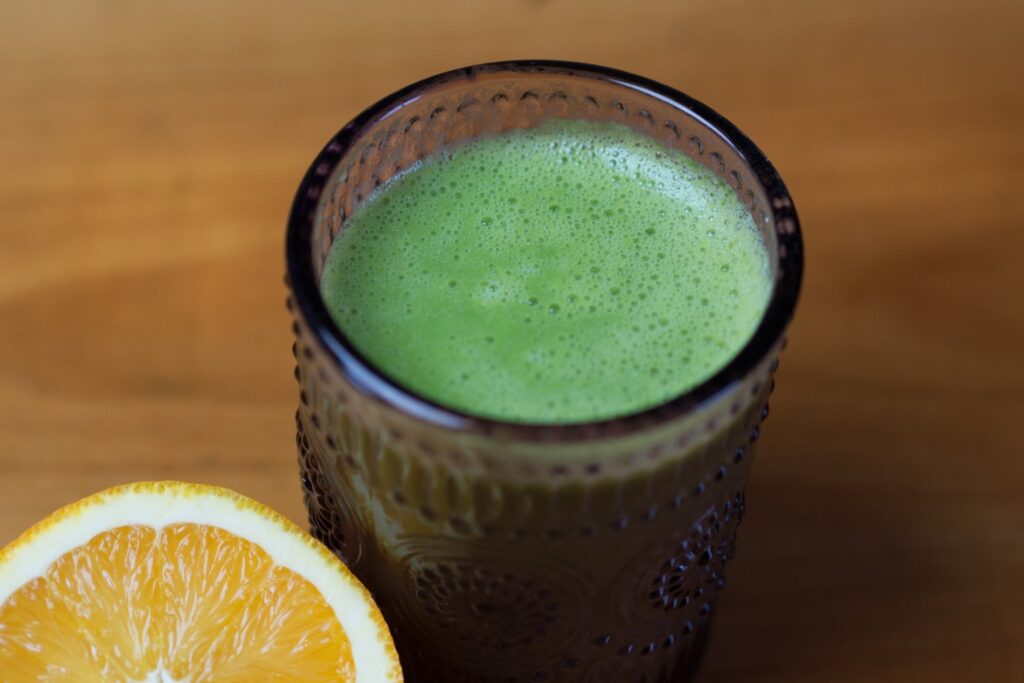 Lo que no te han contado del furor por beber clorofila: ¿milagro verde o moda pasajera?