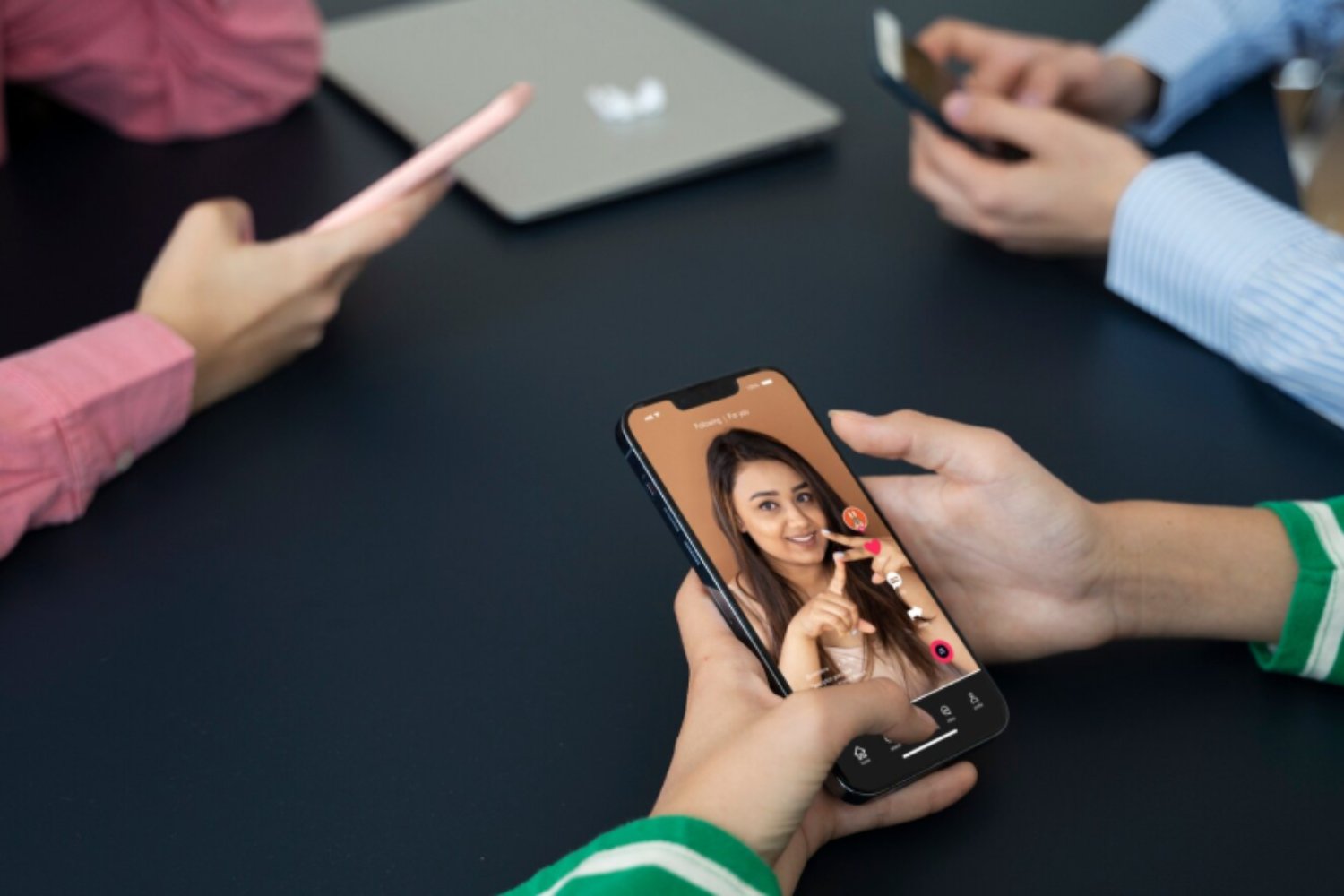 La nueva táctica de TikTok para frenar bulos: copiar a Elon Musk