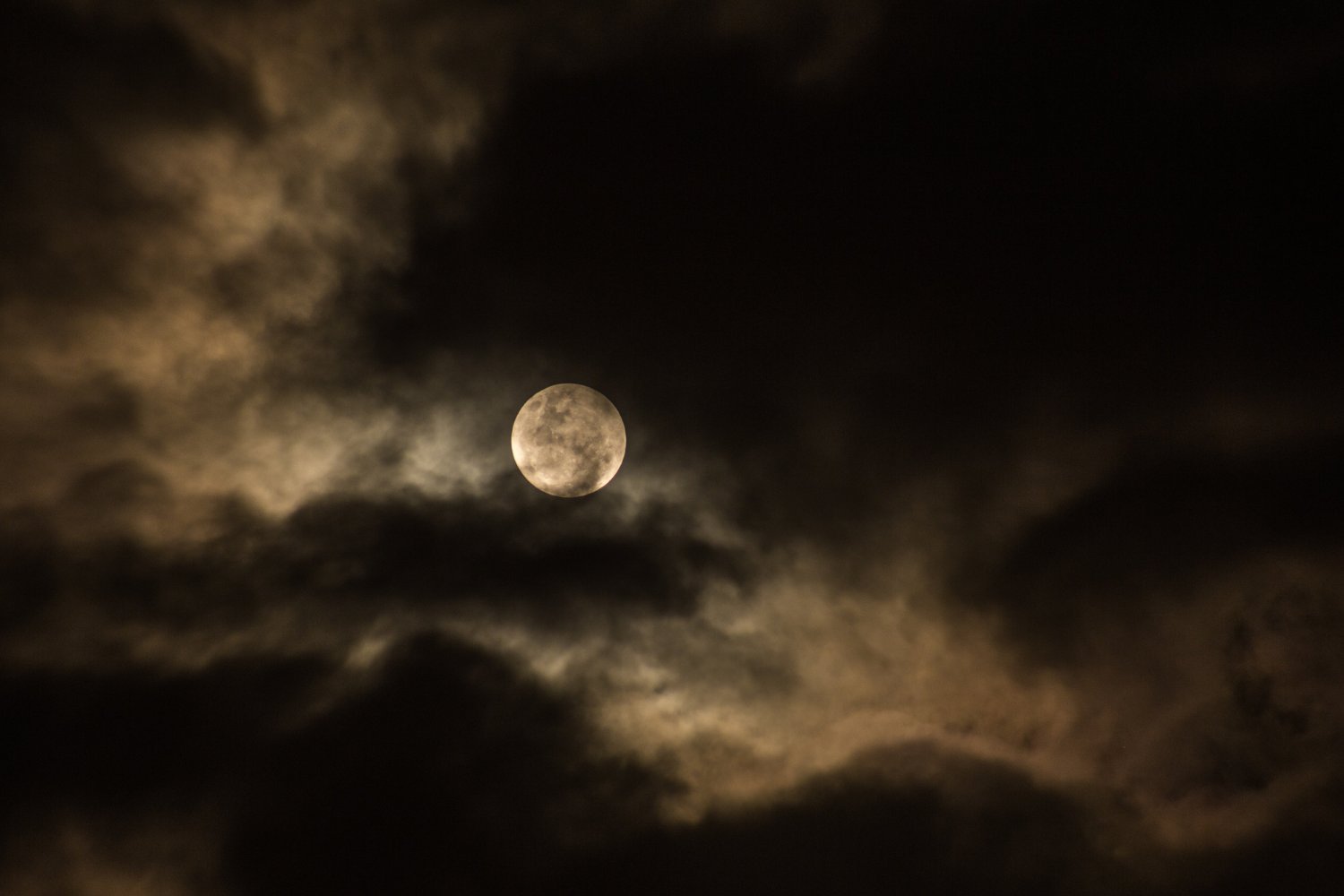 Esta noche, la Luna te guarda un secreto que solo verás si sabes dónde mirar