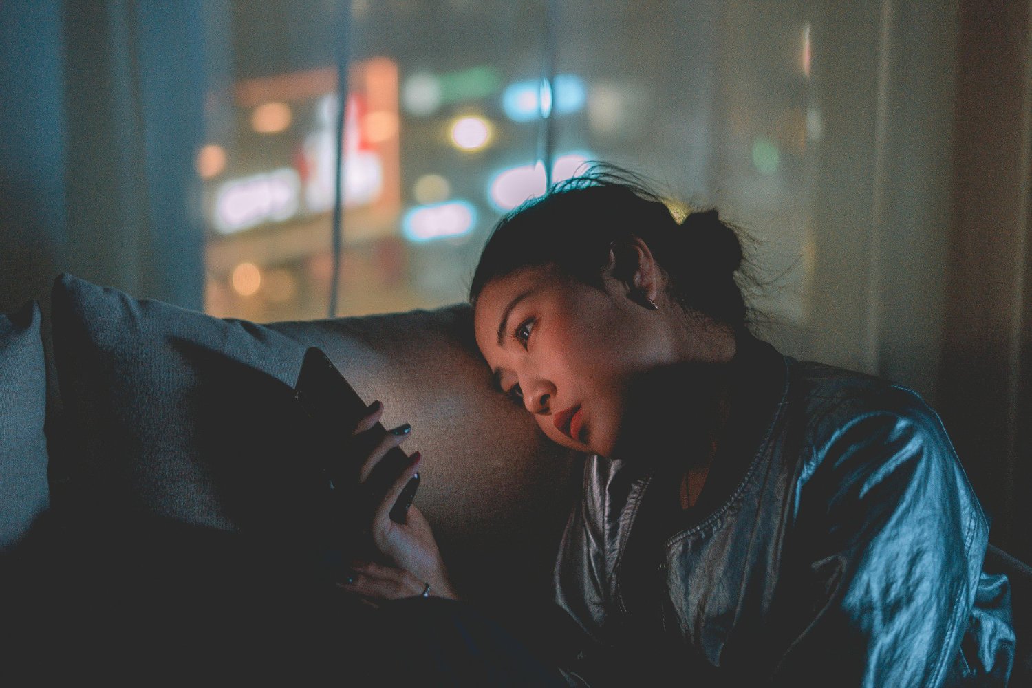 Lo que nunca imaginaste que hace la luz nocturna en tu cerebro y tu cuerpo