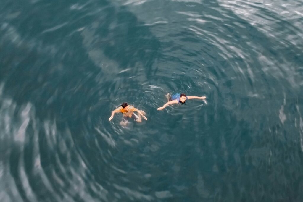 Por qué tu piel te envía señales extrañas después del mar (y lo que puedes hacer al respecto)