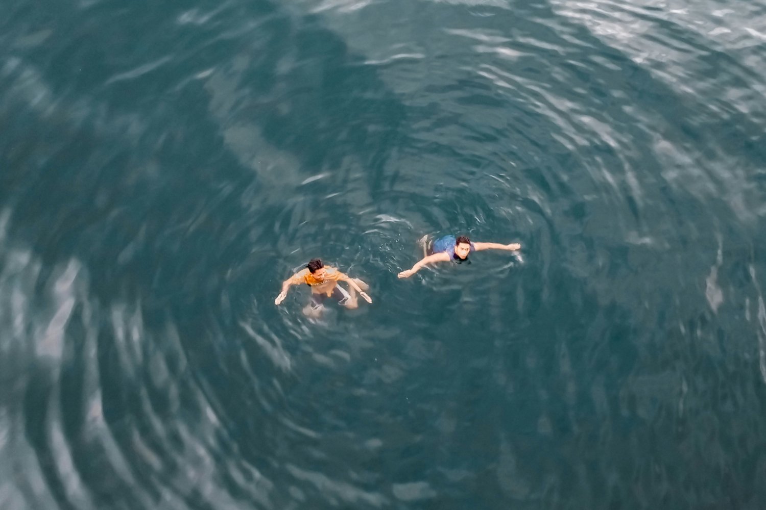 Por qué tu piel te envía señales extrañas después del mar (y lo que puedes hacer al respecto)