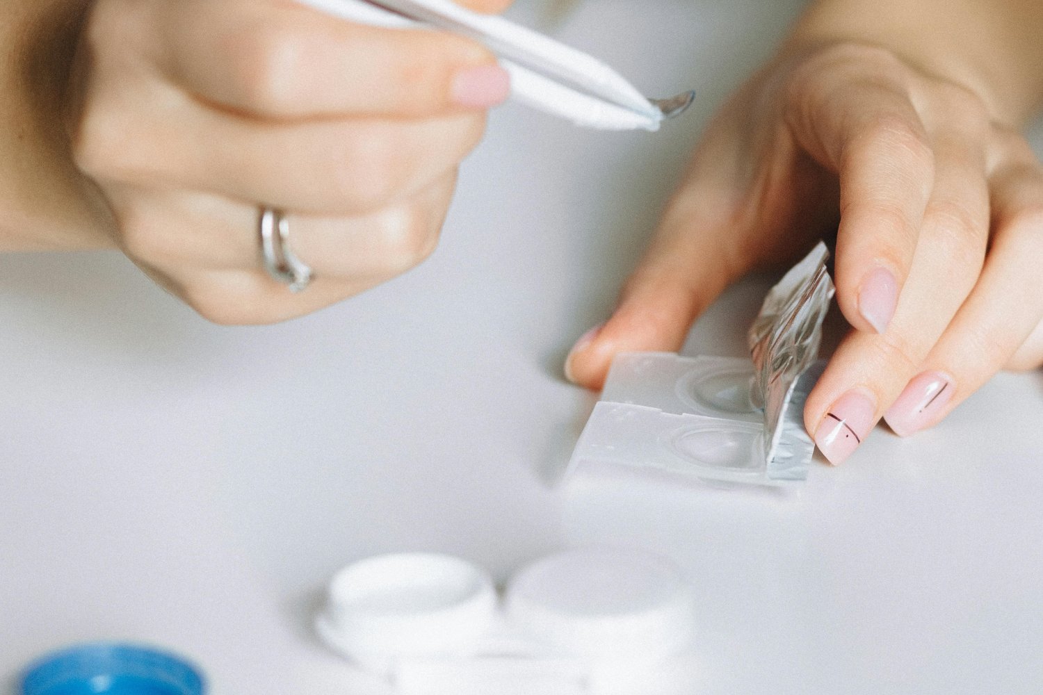 Esto es lo que nunca debe pasar con tus lentillas (y ha ocurrido)