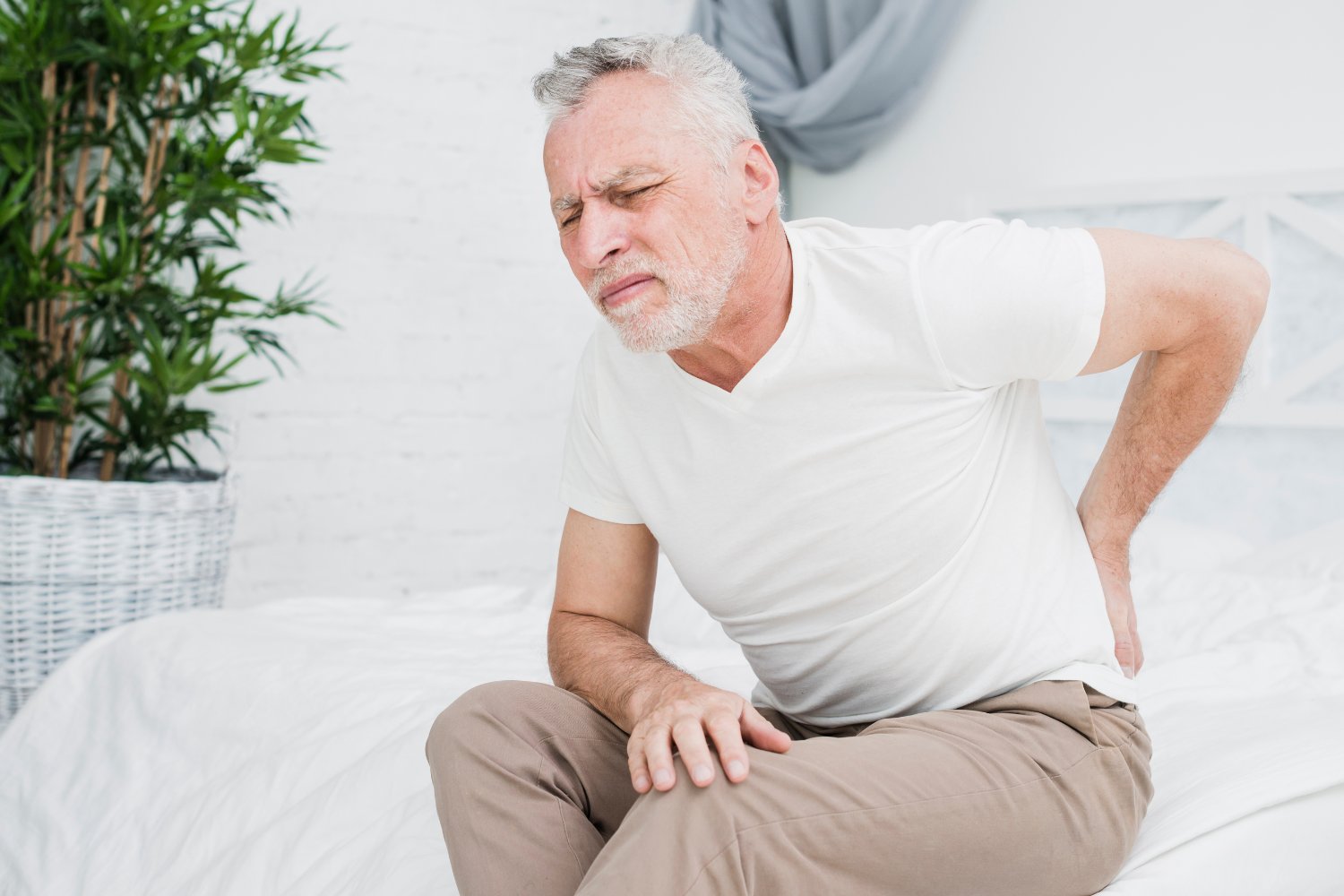 Lo que haces cada noche podría estar empeorando tu espalda (y no lo sabes)