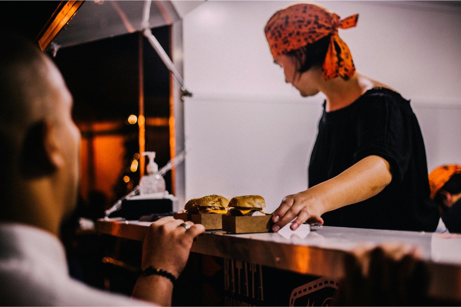 Lo que nadie te cuenta antes de comer en un festival: así puedes evitar sustos con la comida callejera