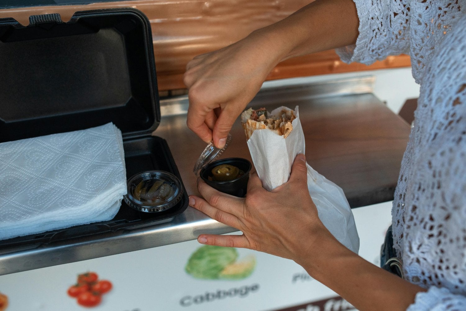Lo que nadie te cuenta antes de comer en un festival: así puedes evitar sustos con la comida callejera