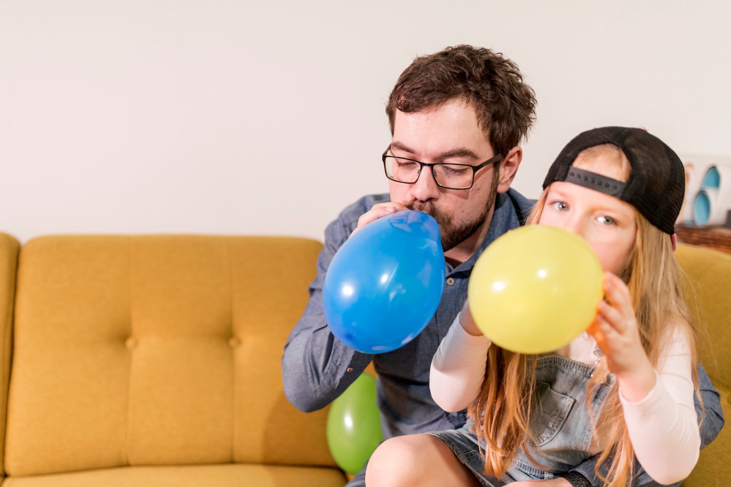 Lo que tu voz revela al inhalar helio (y lo que deberías saber antes de hacerlo)