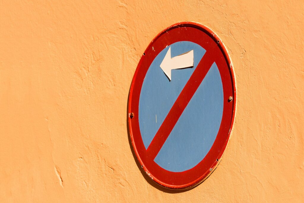 La sorprendente razón por la que algunas ciudades están dejando de permitir giros a la izquierda