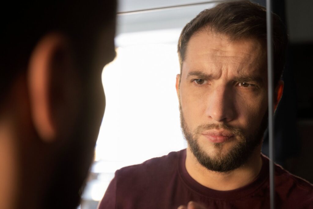 Lo que no ves pero te atrapa: cómo detectar a una persona narcisista antes de que controle tu vida