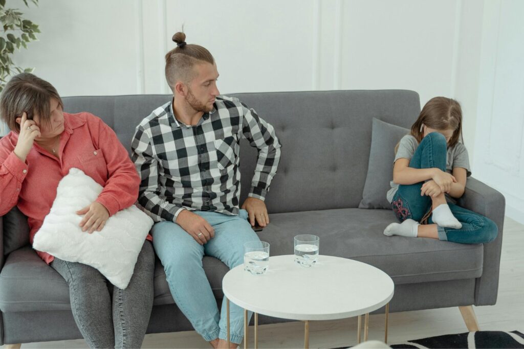 Cuando el silencio educa con daño: lo que nadie te cuenta sobre esta forma de castigo emocional