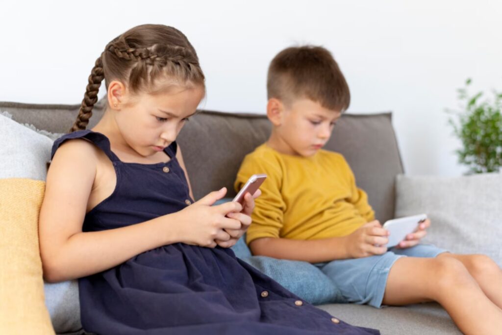 Lo que un móvil antes de los 13 años puede causar en la mente de tu hijo (y nadie te advierte)